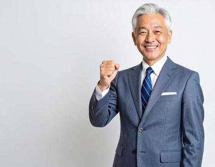 ガッツポーズをするスーツの白髪の男性 ガッツポーズをするスーツの白髪の男性の写真