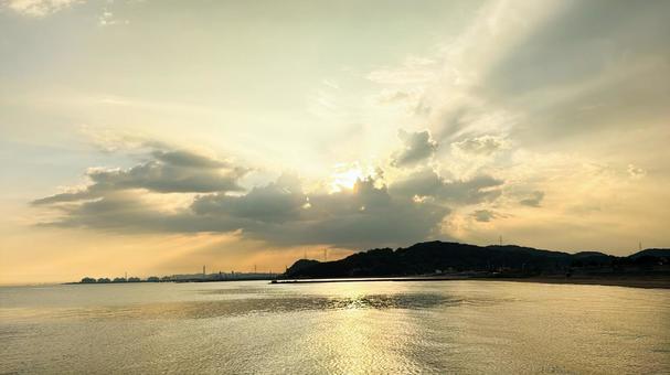 夕暮れ時のオレンジに染まる空と海景色 夕暮れ時のオレンジに染まる空と海景色 海,夕焼け,空の写真素材