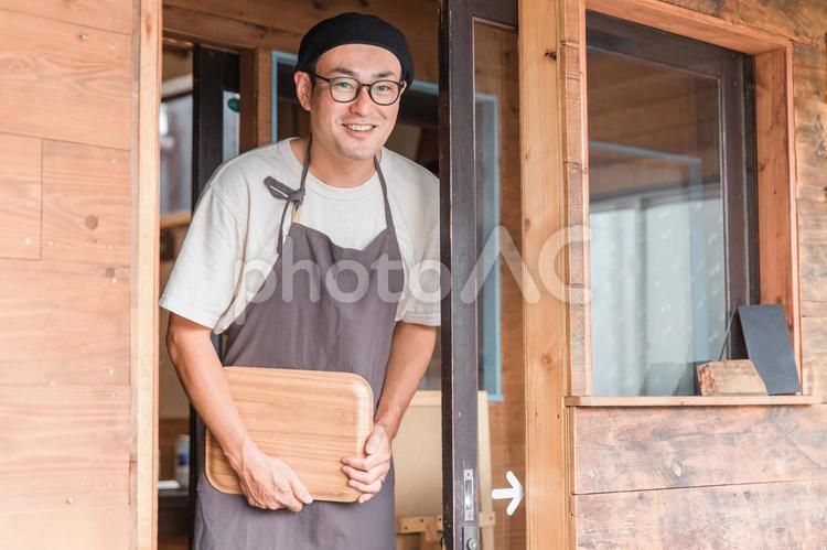 挨拶するカフェ・レストランなどの従業員 カフェ,レストラン,喫茶店の写真素材