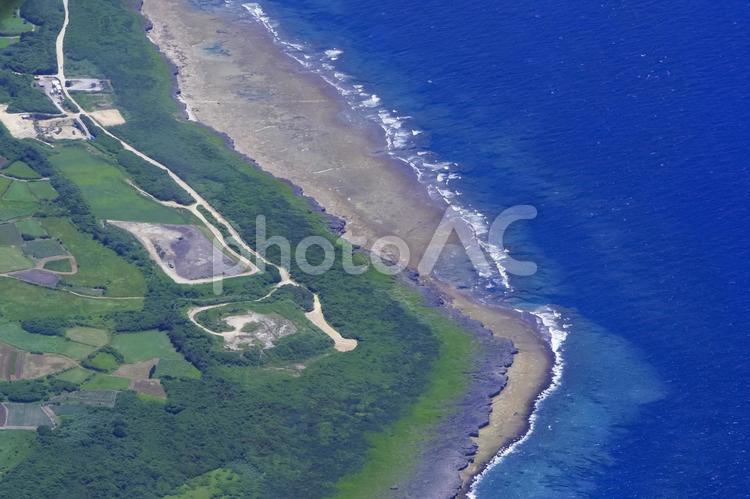 空から眺めた海と緑豊かな沖縄の景色 空撮,海,海岸の写真素材