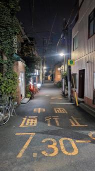 文京区千駄木の夜の路地裏 文京区,千駄木,路地裏の写真素材