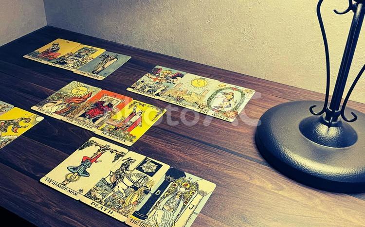 自分を客観視する時間　 タロット,大アルカナ,ウェイト版タロットカードの写真素材