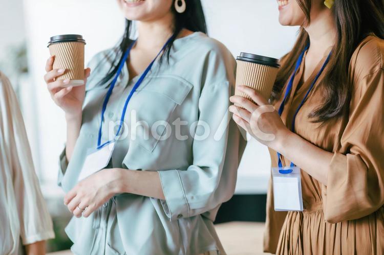 コーヒー休憩する女性社員 コーヒー,休憩,噂の写真素材