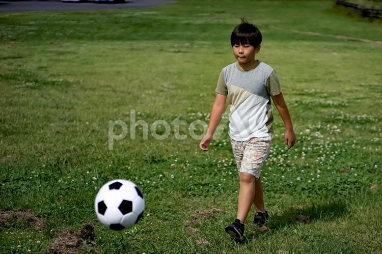 ＜素材＞公園で元気にサッカーをする男の子 子供,男性,人物の写真素材