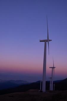 夕焼けに染まる風力発電場 夕焼け,風力発電,空の写真素材