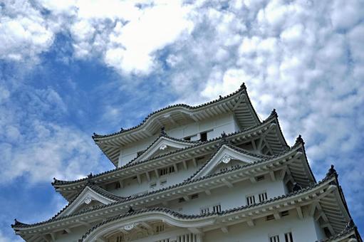 青と白の世界の中で浮かび上がる姫路城 姫路城,青空,威風堂々の写真素材