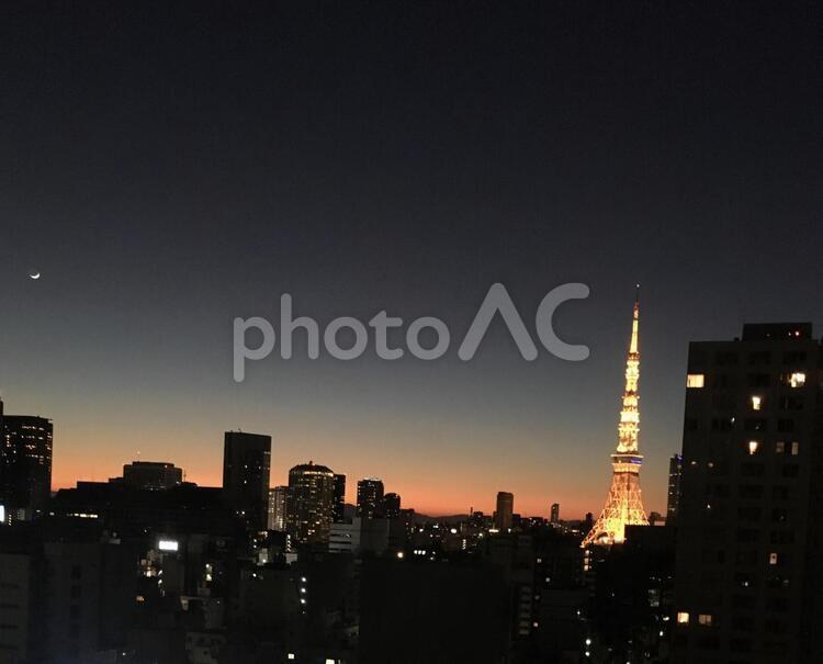 夕暮れと月と東京タワー 東京タワー,街並み,夕暮れの写真素材