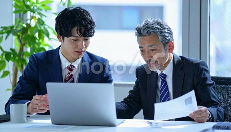 データと資料を確認するビジネスマン ビジネスマン,男性,上司の写真素材