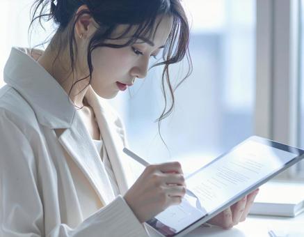電子契約に署名する様子 電子契約に署名する様子の写真