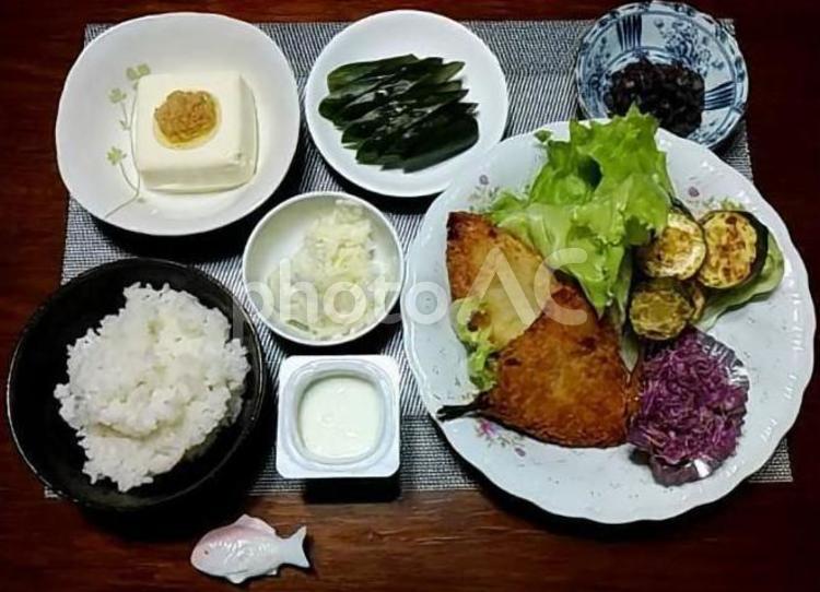 新米と白身魚と鯵フライなどの夕食の食卓 夕食,ご飯,あきたこまちの写真素材