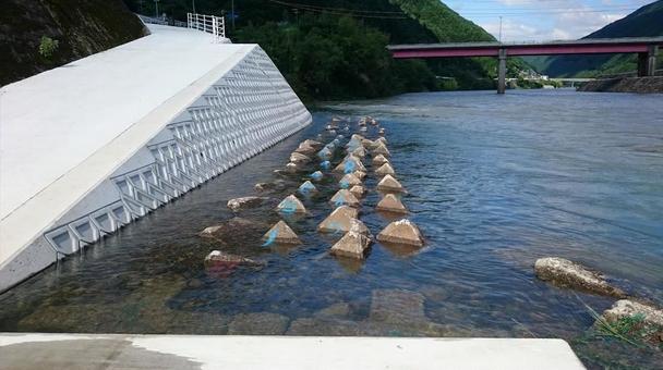 河川の護岸と消波ブロック 河川の護岸と消波ブロック 河川,川,護岸の写真素材