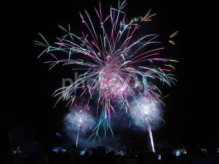 夏の風物詩　打上げ花火 花火,夏,夏祭りの写真素材