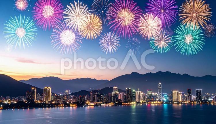たくさんのカラフルな打ち上げ花火の夜景 花火,風景,夜景の写真素材