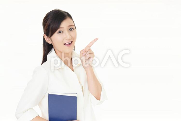 指示する笑顔のビジネスウーマン 女性,女,指差しの写真素材