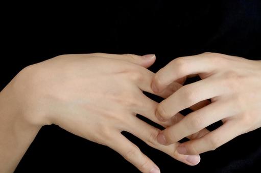 手を掻く男性 手を掻く男性 掻く,痒い,男性の写真素材