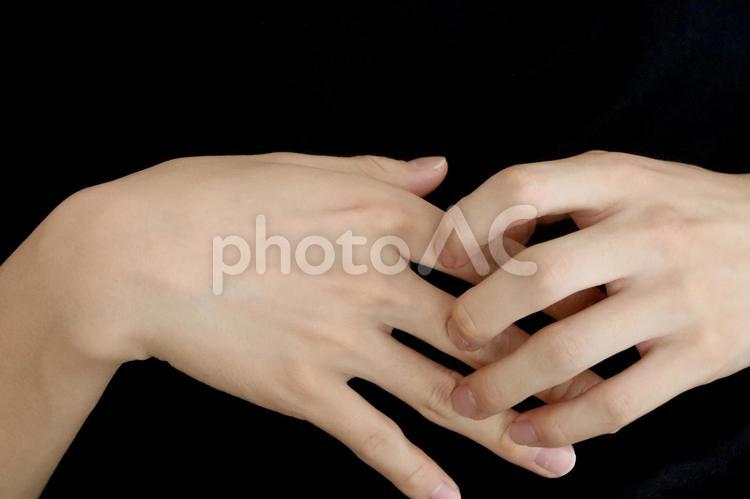 手を掻く男性 掻く,痒い,男性の写真素材