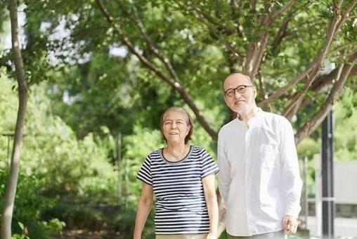 帶著微笑在公園散步的老夫婦, JPG 帶著微笑在公園散步的老夫婦, 老年人, 夫婦, 公園, JPG