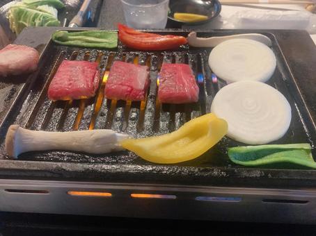 焼き肉と野菜 焼き肉と野菜 生肉,玉ねぎ,網の写真素材