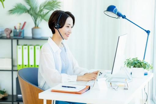 オフィスで働く女性のオペレーター オフィスで働く女性のオペレーター オペレーター,女性,笑顔の写真素材