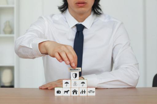 キューブを持つ男性の手元 保険業,事務職,接客業の写真素材