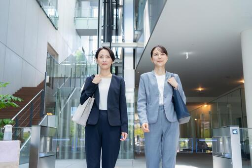 オフィスに通勤をするビジネスウーマン 通勤,ビジネスウーマン,女性の写真素材