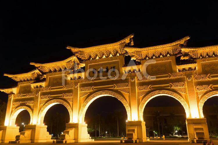 中正紀念堂・自由広場の夜景（台湾・台北） 台湾,中正紀念堂,中正記念堂の写真素材