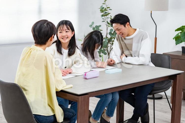 勉強を教える家族 教育,戸建て,家族の写真素材