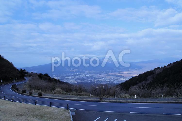 箱根スカイラインから冬の愛鷹連峰を望む 愛鷹連峰,観光地,愛鷹山の写真素材