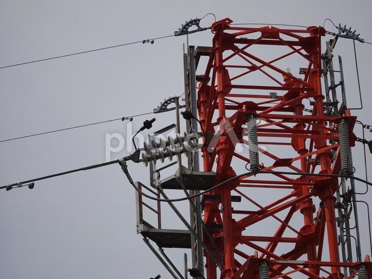 エネルギーの中継・送電鉄塔最上部拡大写真 鉄塔,送電線,碍子の写真素材
