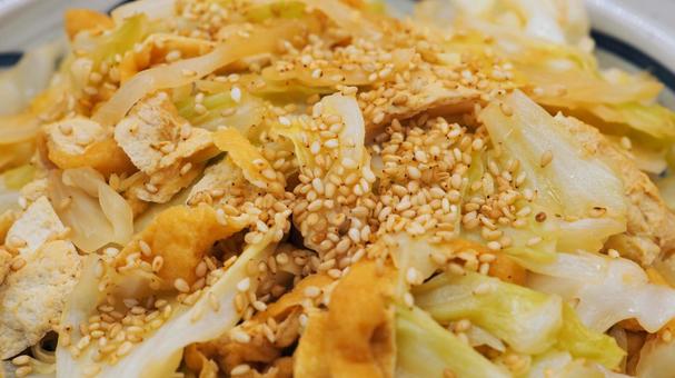 キャベツと油揚げのオイスターソース炒め キャベツ,油揚げ,オイスターソース炒めの写真素材