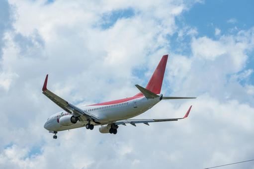 夏の昼、福岡空港に着陸する航空機 夏の昼、福岡空港に着陸する航空機の写真