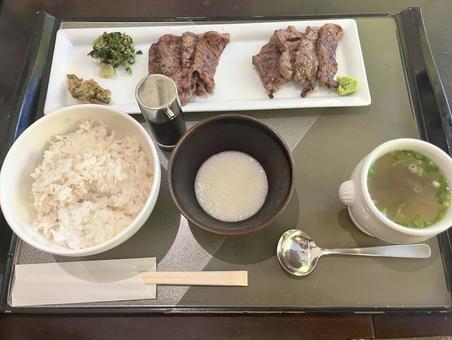 おいしい牛タン定食 おいしい牛タン定食の写真