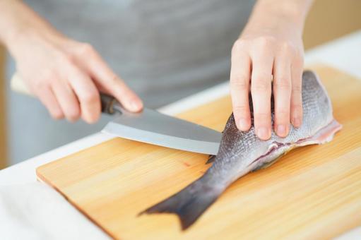 魚をさばいている人の手元 魚をさばいている人の手元の写真