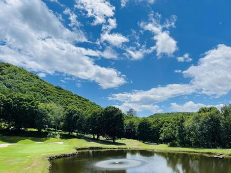 池のあるゴルフコースの美しい風景 池のあるゴルフコースの美しい風景 ゴルフ場,ゴルフコース,フェアウェイの写真素材