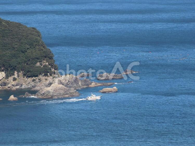 海を走る船 船,海,走るの写真素材