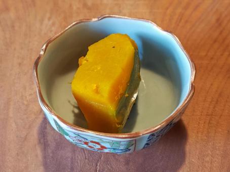 小鉢に入った「かぼちゃの煮物」 小鉢に入った「かぼちゃの煮物」の写真