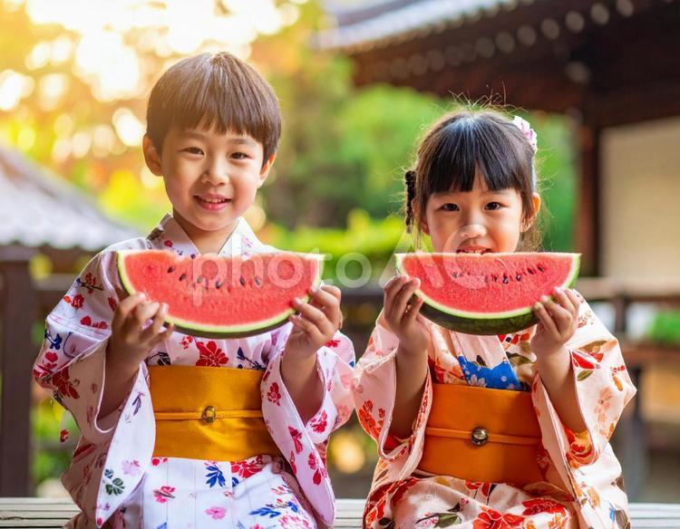 夏の縁側でスイカを食べる浴衣の子供たち 夏,子供,女の子の写真素材