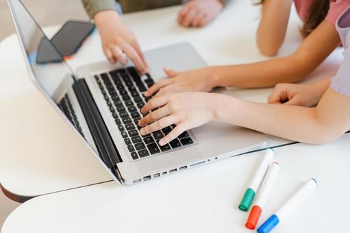 パソコンを操作する生徒たちの手元 手元,男の子,女の子の写真素材