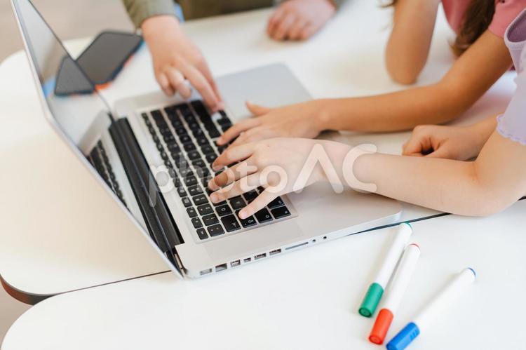 パソコンを操作する生徒たちの手元 手元,男の子,女の子の写真素材