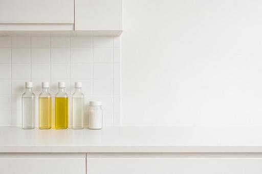 キッチンに整然と置かれた調味料ボトル キッチンに整然と置かれた調味料ボトルの写真