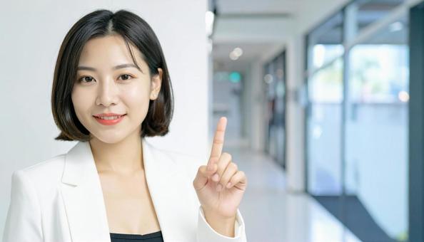 自信のある表情で指さすビジネス女性 自信のある表情で指さすビジネス女性の写真