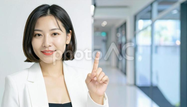 自信のある表情で指さすビジネス女性 指さす,指差し,ビジネスの写真素材