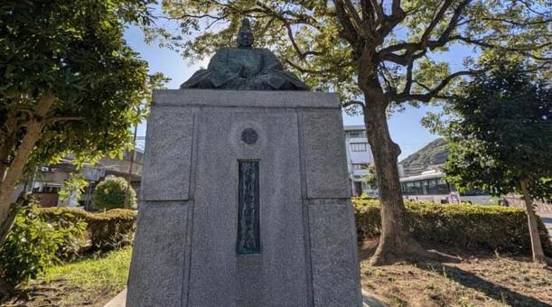 三原にある小早川隆景の像 小早川隆景,銅像,座るの写真素材