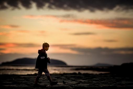 <素材>日没後の海辺を歩く男の子 <素材>日没後の海辺を歩く男の子 子供,海,空の写真素材