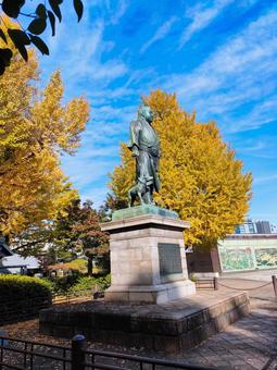 秋の上野公園西郷隆盛像 秋の上野公園西郷隆盛像 紅葉,秋,上野公園の写真素材
