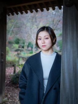31:公園を散策する女性 31:公園を散策する女性 公園,散策,散歩の写真素材