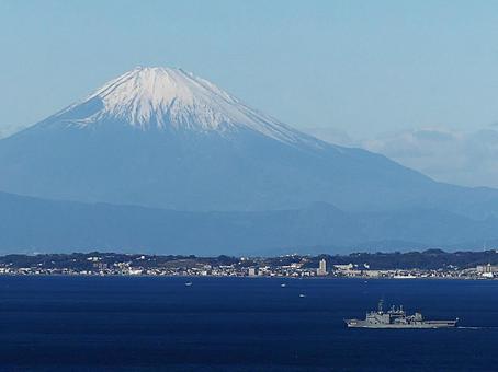 富士山を背景に航行する潜水艦救難艦ちはや 富士山を背景に航行する潜水艦救難艦ちはやの写真