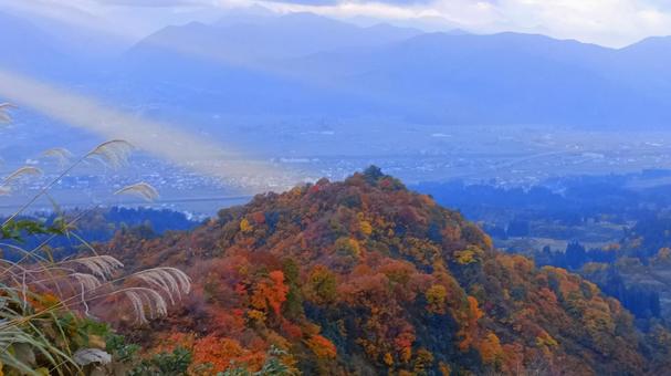 幻想的な朝焼けの魚沼スカイラインの紅葉 紅葉,朝焼け,魚沼スカイラインの写真素材