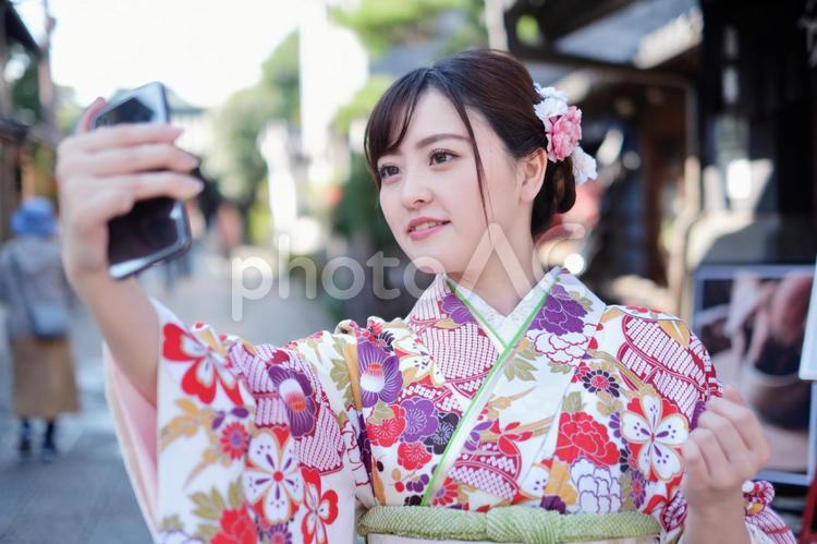 スマホで自撮りする着物姿の女性2 女性,着物,振り袖の写真素材