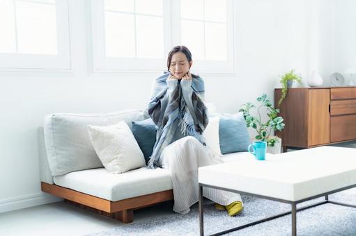 ブランケットを羽織る女性 風邪,体調不良,女性の写真素材